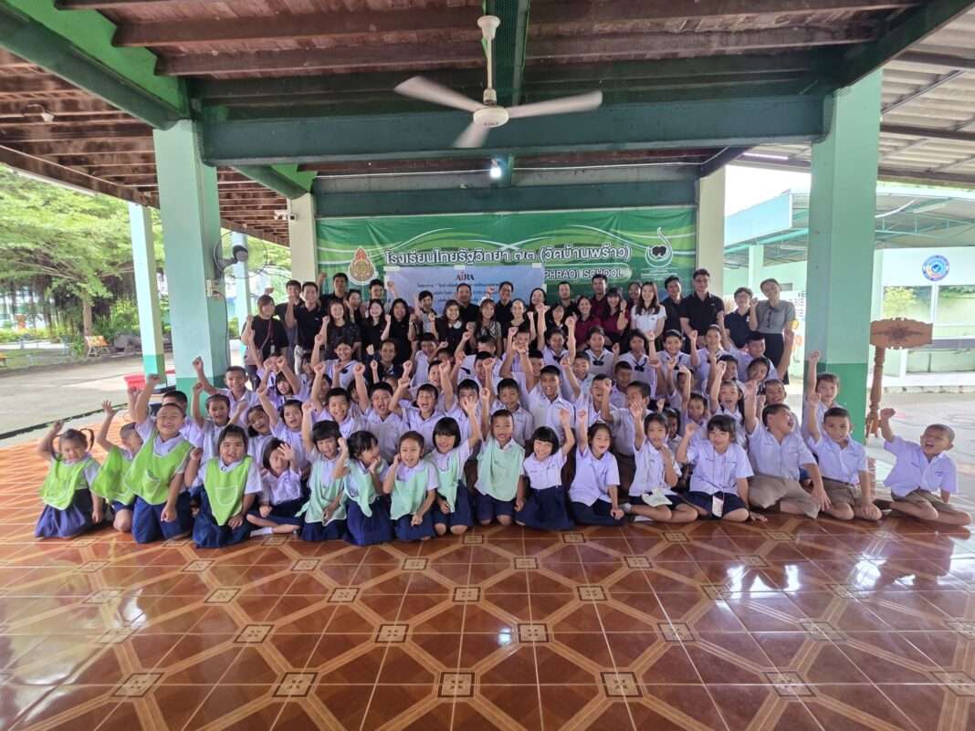 ภาพคณะผู้บริหารและพนักงานจิตอาสาจากกลุ่มบริษัทไอร่า หรือ AIRA Group ร่วมถ่ายภาพแห่งความประทับใจกับคณะครูและนักเรียนโรงเรียนไทยรัฐวิทยา 73 (วัดบ้านพร้าว) จังหวัดนครนายก ภายใต้กิจกรรมส่งเสริมสังคมและสิ่งแวดล้อม