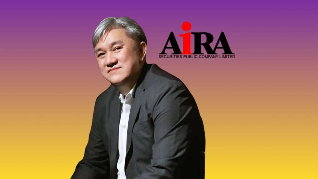 ภาพตัวแทนผู้บริหารบริษัทหลักทรัพย์ ไอร่า จำกัด (มหาชน) หรือ AIRA สวมเสื้อสูท นั่งถ่ายภาพเพื่อประชาสัมพันธ์งานสัมมนาให้ความรู้ด้านสินทรัพย์ดิจิทัลร่วมกับ BINANCE TH โดยมีโลโก้ AIRA อยู่ด้านข้างบนพื้นหลังสีม่วงและสีเหลือง