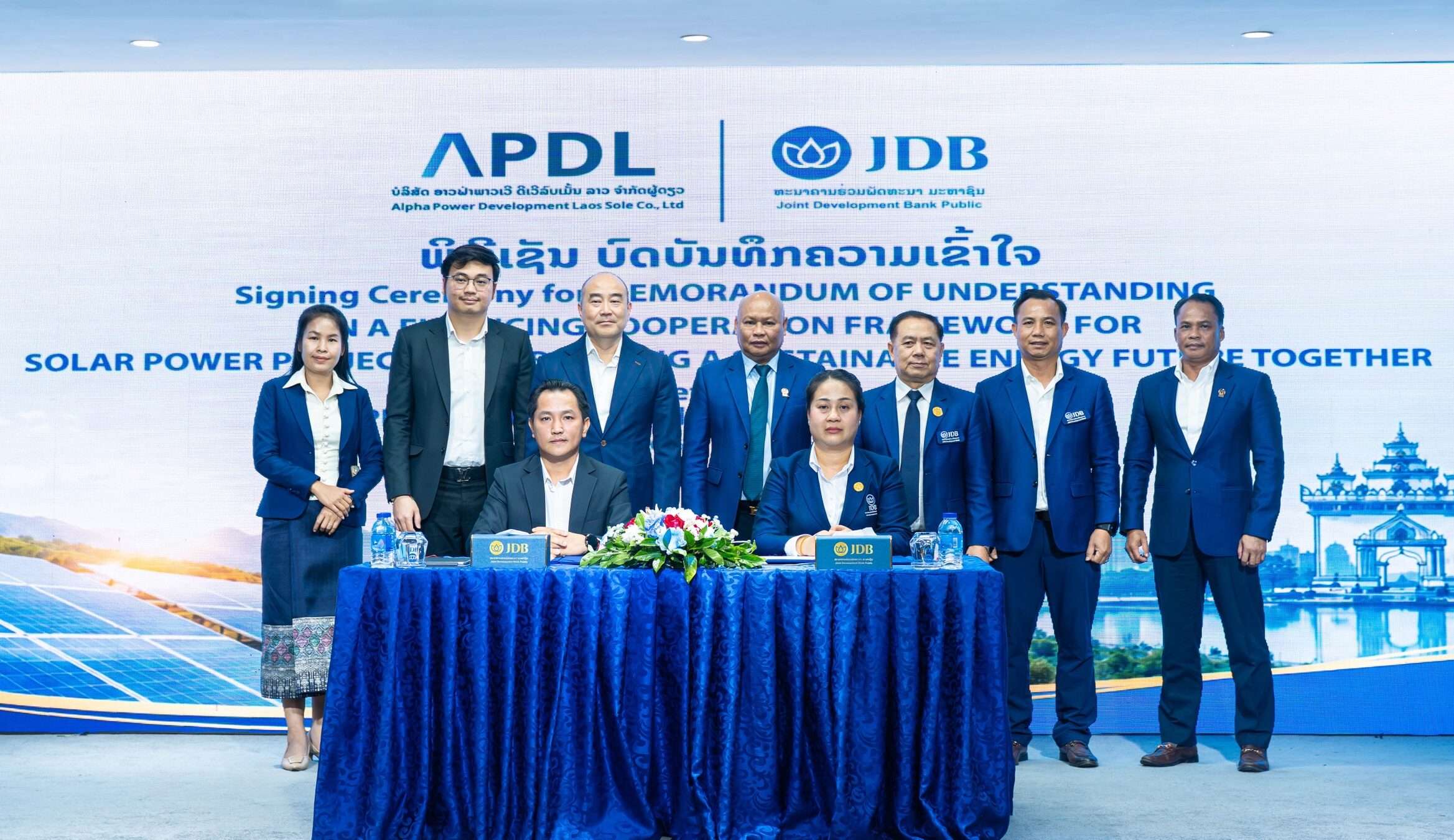 ภาพคณะผู้บริหารระดับสูงจาก APDL และ JDB ยืนถ่ายภาพหมู่ร่วมกันเป็นที่ระลึกบริเวณด้านหลังโต๊ะลงนาม ในพิธีลงนามบันทึกความเข้าใจความร่วมมือเชิงกลยุทธ์ด้านพลังงานสะอาด