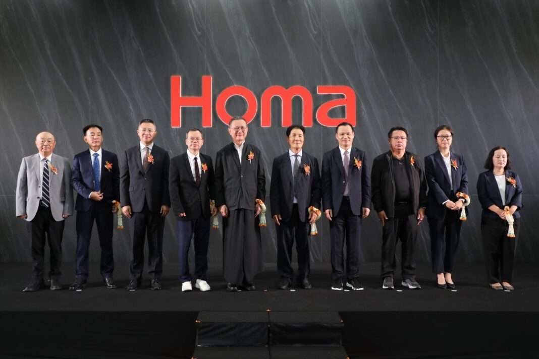 AMATA-Homa-Executives-Stage-Investment-Partnership ภาพคณะผู้บริหารระดับสูงจาก บริษัท อมตะ คอร์ปอเรชัน จำกัด (มหาชน) นำโดยนายวิกรม กรมดิษฐ์ และผู้บริหารจากบริษัท โฮม่า แอพไพลแอนซ์ (ไทยแลนด์) จำกัด ถ่ายภาพหมู่ร่วมกันบนเวทีที่มีโลโก้ Homa ขนาดใหญ่ เพื่อฉลองความสำเร็จในการร่วมทุน