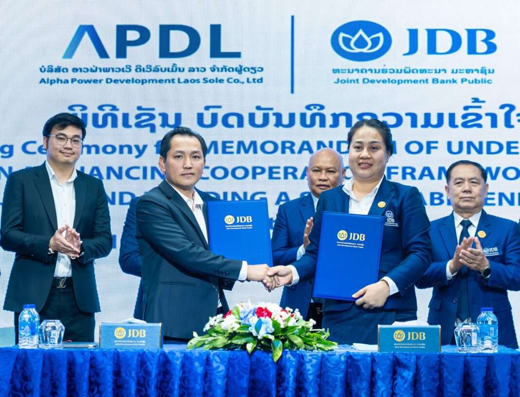 ภาพตัวแทนผู้บริหารจาก APDL และ JDB จับมือแสดงความร่วมมือกันหลังการลงนามบันทึกความเข้าใจ เพื่อสนับสนุนทางการเงินสำหรับโครงการโรงไฟฟ้าพลังงานแสงอาทิตย์ใน สปป.ลาว