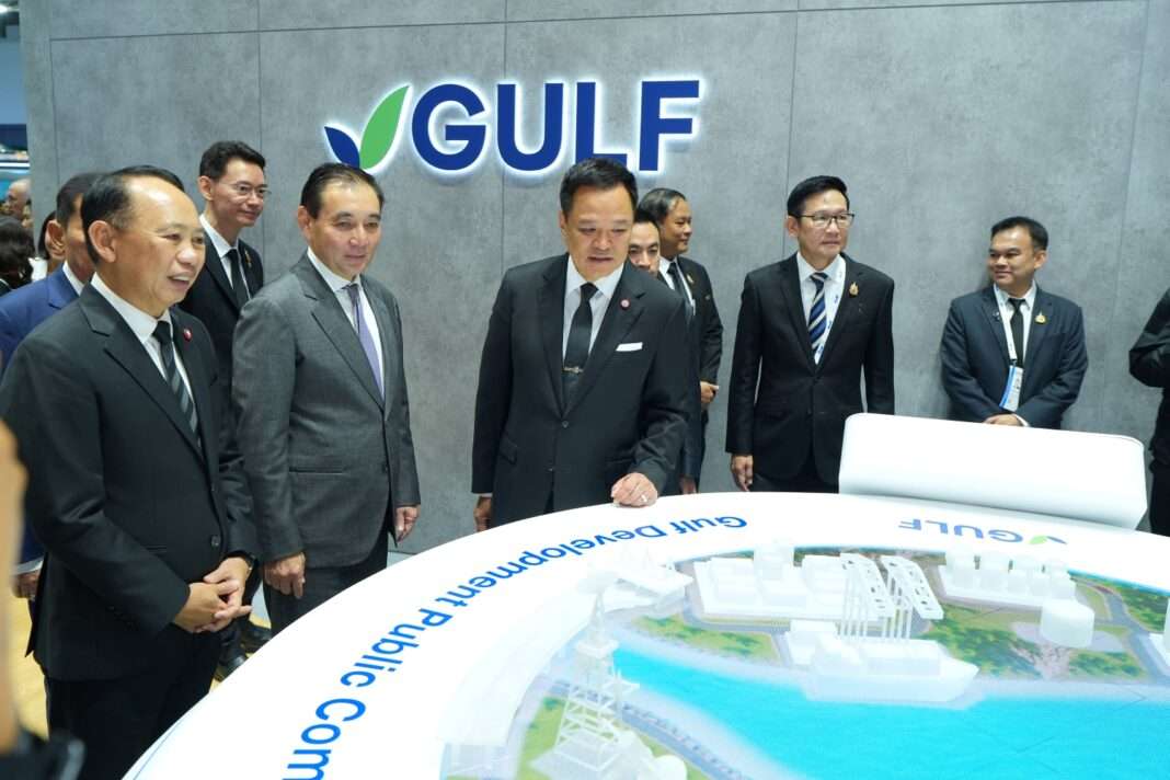 ภาพนายอนุทิน ชาญวีรกูล นายกรัฐมนตรีและรัฐมนตรีว่าการกระทรวงมหาดไทย นายเอกนัฏ พร้อมพันธุ์ รัฐมนตรีว่าการกระทรวงพลังงาน และนายสารัชถ์ รัตนาวะดี ประธานเจ้าหน้าที่บริหาร GULF กำลังเยี่ยมชมและรับฟังการบรรยายโมเดลจำลองระบบนิเวศธุรกิจของ GULF ภายในงาน Gastech 2026