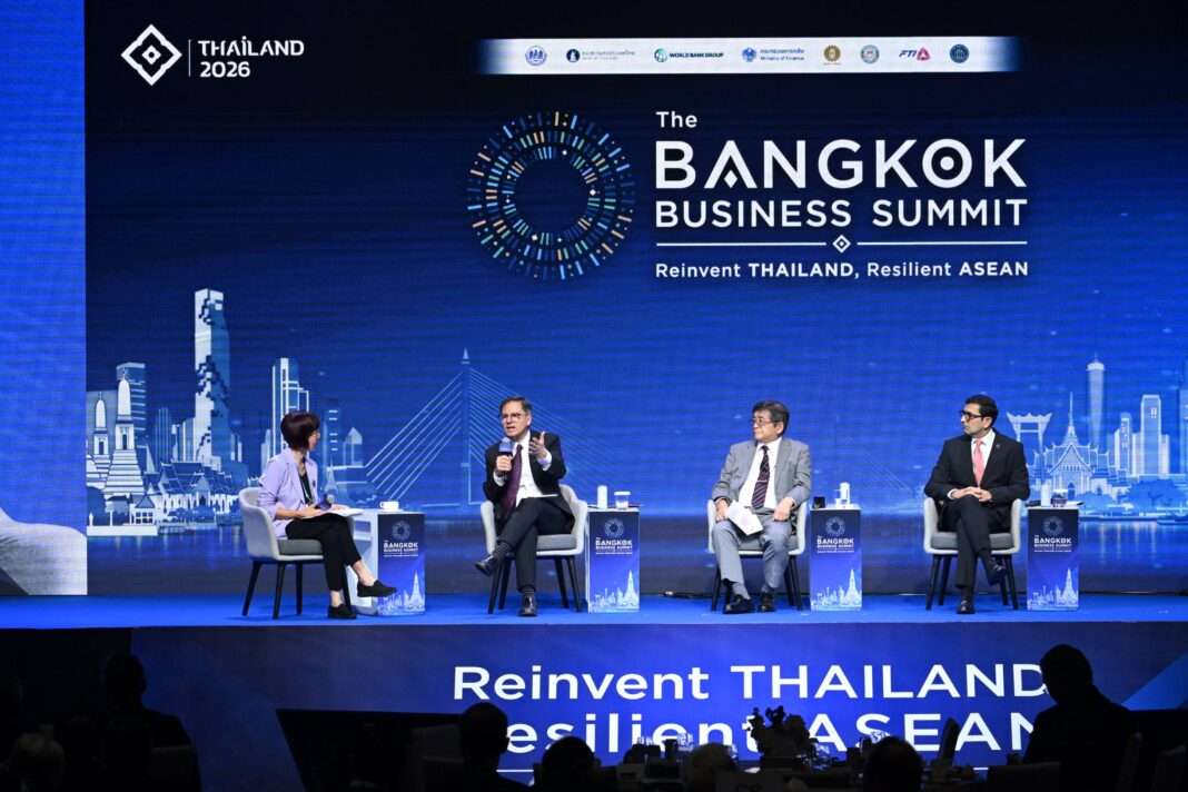 ภาพเวทีเสวนาในงาน The Bangkok Business Summit 2026 ประกอบด้วยผู้นำจากหลากหลายภาคส่วนนั่งบนเก้าอี้เพื่อร่วมแลกเปลี่ยนความคิดเห็นเกี่ยวกับการปฏิรูปเศรษฐกิจและการปรับโครงสร้างประเทศ