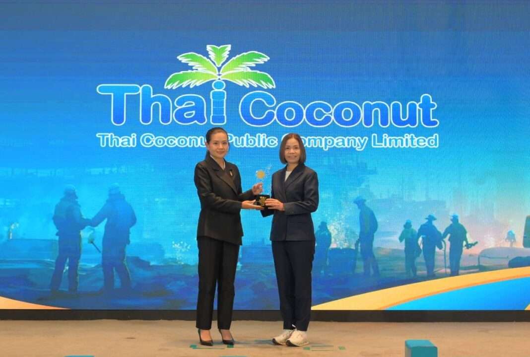 COCOCO-Thai-Coconut-Zero-Accident-Campaign-Gold-Award-2026 ภาพนางสาวเกษร ทรายคำ ประธานเจ้าหน้าที่ฝ่ายปฏิบัติการ บริษัท ไทย โคโคนัท จำกัด (มหาชน) หรือ COCOCO รับมอบโล่ประกาศเกียรติคุณระดับ Gold ในงาน T-OSH Zero Accident Campaign 2026 บนเวทีที่มีฉากหลังเป็นโลโก้ Thai Coconut