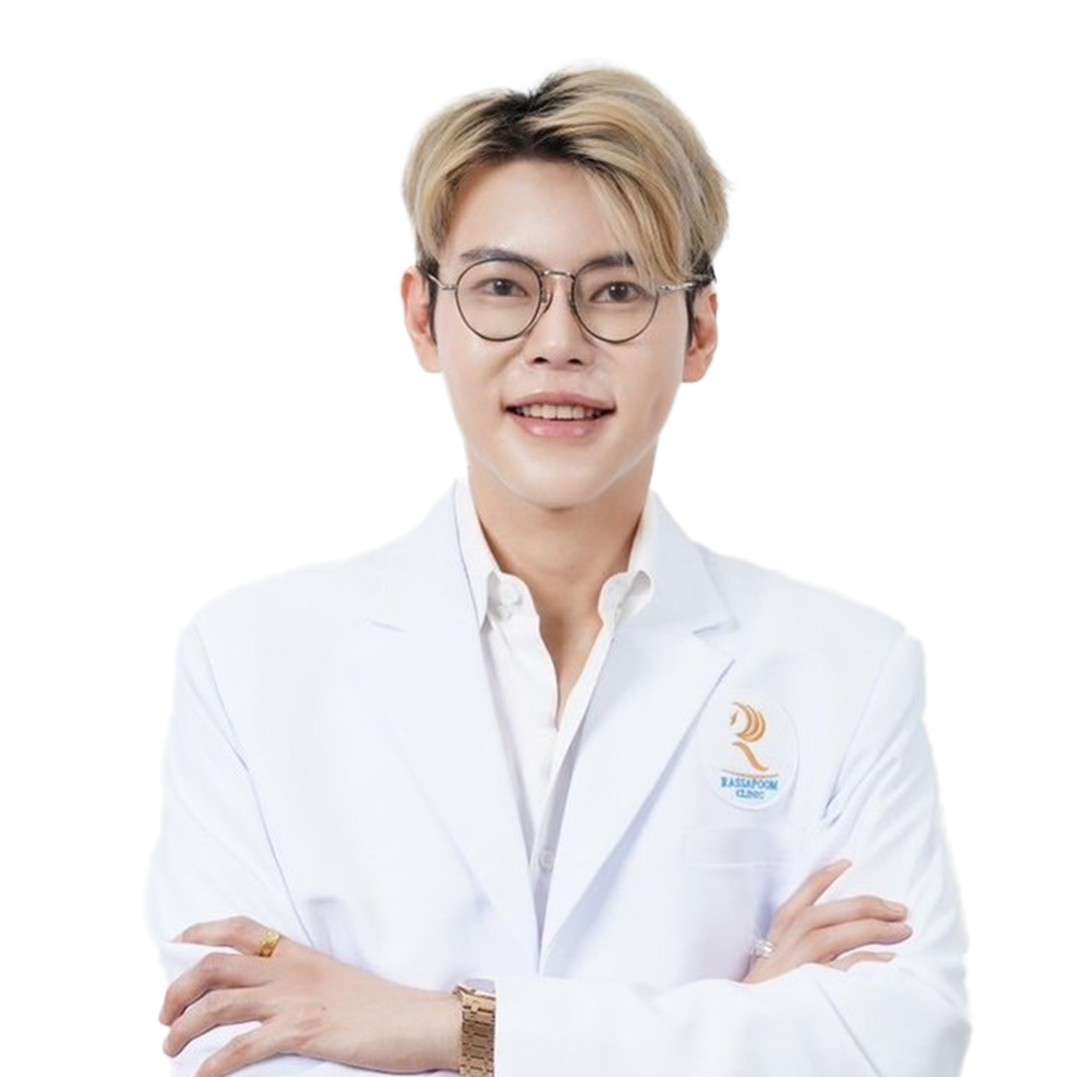 ภาพนายแพทย์รัสมิ์ภูมิ สุเมธีวิทย์ ผู้ก่อตั้งรัสมิ์ภูมิคลินิก สวมเสื้อกาวน์สีขาวพร้อมตราสัญลักษณ์คลินิก ยืนกอดอกและยิ้มด้วยความมั่นใจ สะท้อนความเป็นผู้เชี่ยวชาญด้านเวชศาสตร์ชะลอวัย