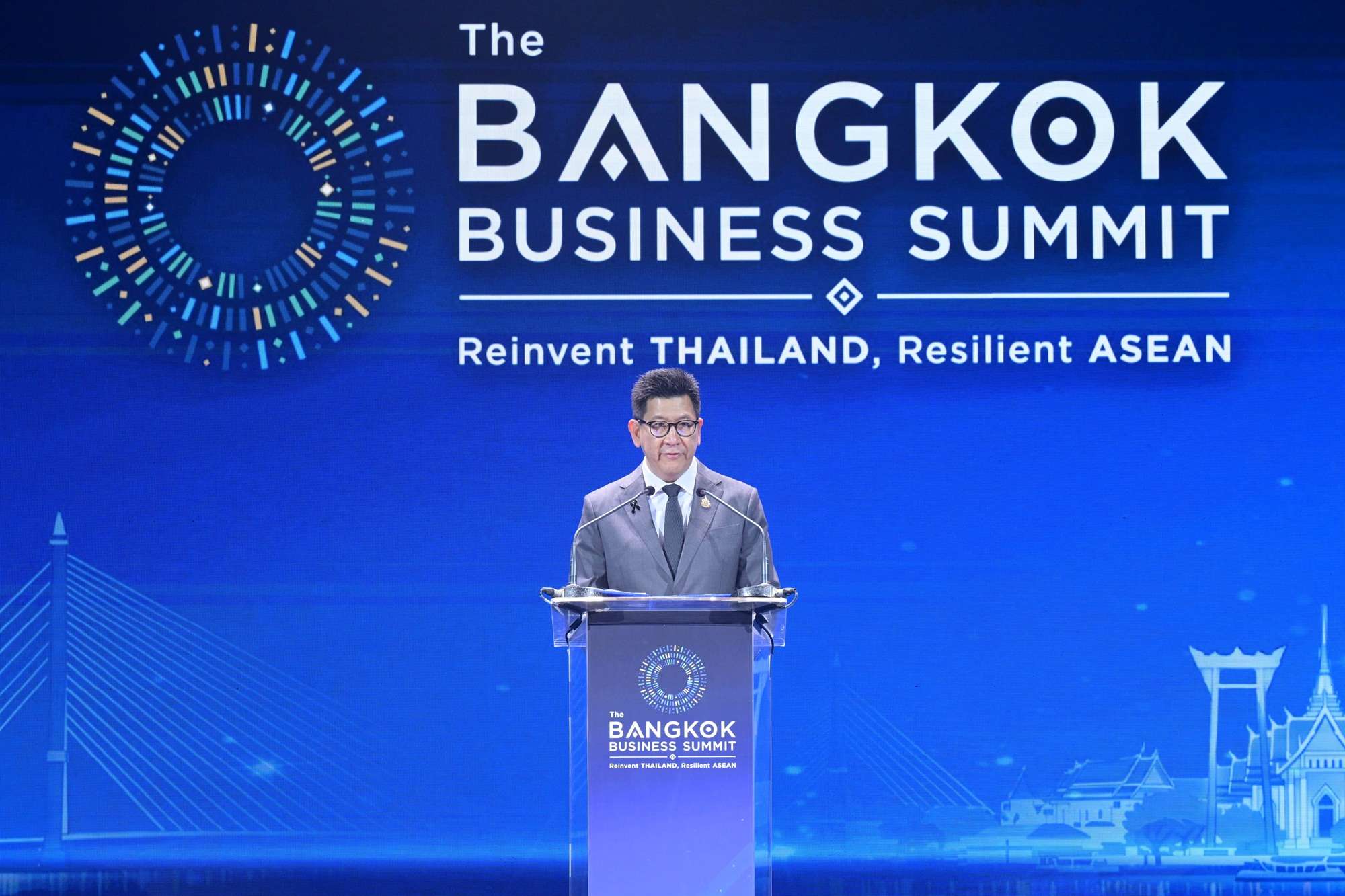 ภาพ ดร. เอกนิติ นิติทัณฑ์ประภาศ รองนายกรัฐมนตรีและรัฐมนตรีว่าการกระทรวงการคลัง ยืนกล่าวปาฐกถาบนโพเดียมในงาน The Bangkok Business Summit 2026 ภายใต้แนวคิด Reinvent THAILAND, Resilient ASEAN