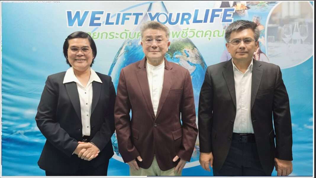 ภาพคณะผู้บริหาร 3 ท่านจาก บริษัท ฟิลเตอร์ วิชั่น จำกัด (มหาชน) หรือ FVC ยืนถ่ายภาพร่วมกันในการแถลงผลประกอบการไตรมาส 2 ปี 2569 (Financial Performance Q2/2026) โดยมีหน้าจอแสดงโลโก้ mai และฉากหลังข้อความ WE LIFT YOUR LIFE ยกระดับคุณภาพชีวิตคุณ
