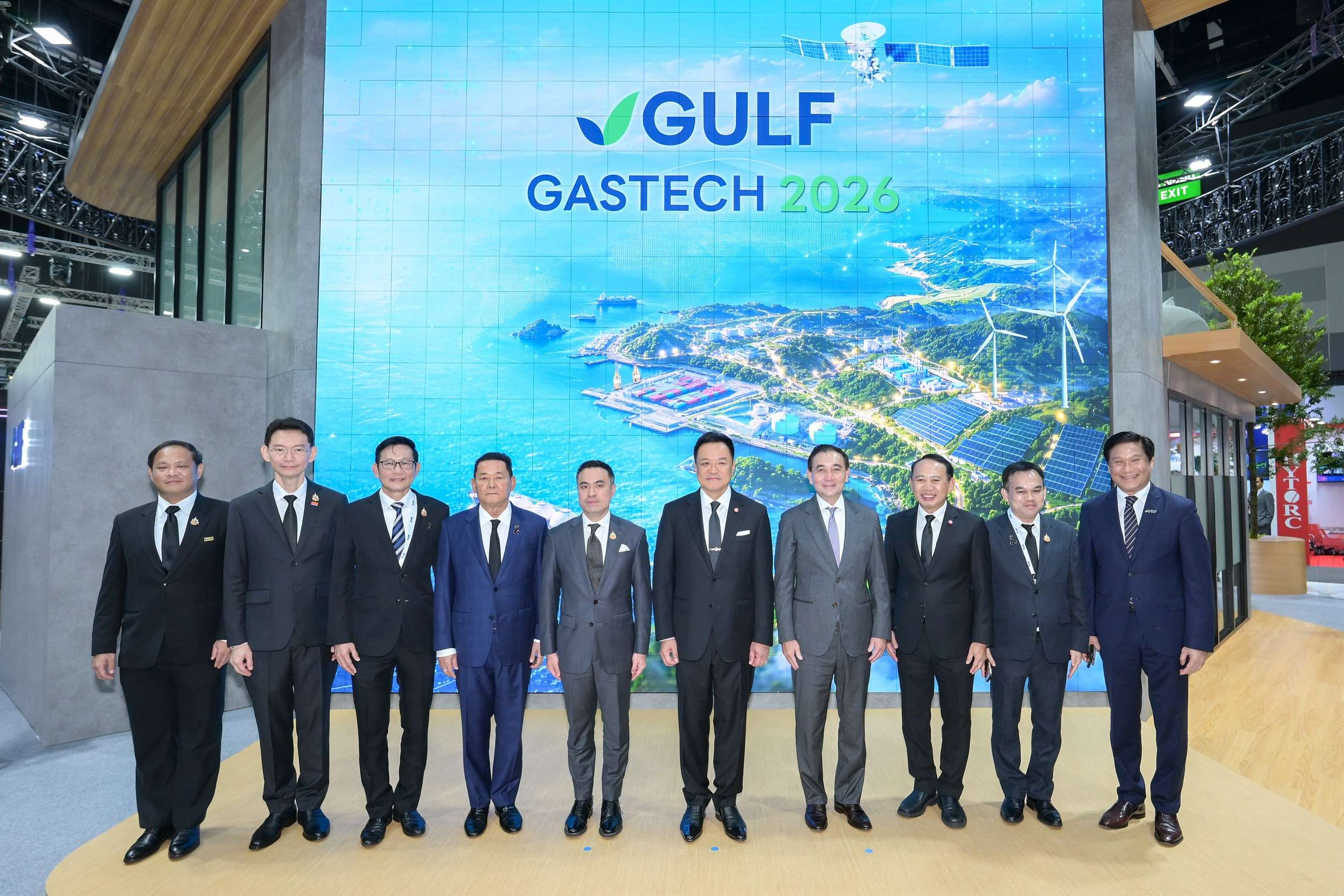 ภาพนายอนุทิน ชาญวีรกูล นายกรัฐมนตรีและรัฐมนตรีว่าการกระทรวงมหาดไทย นายเอกนัฏ พร้อมพันธุ์ รัฐมนตรีว่าการกระทรวงพลังงาน นายสารัชถ์ รัตนาวะดี ประธานเจ้าหน้าที่บริหาร GULF และนายดิษทัต ปันยารชุน ประธานเจ้าหน้าที่บริหารกัลฟ์รีซอร์สเซส พร้อมคณะผู้บริหาร ถ่ายภาพร่วมกันหน้าจอ LED บูธ GULF ในงาน Gastech 2026 ณ ไบเทค บางนา