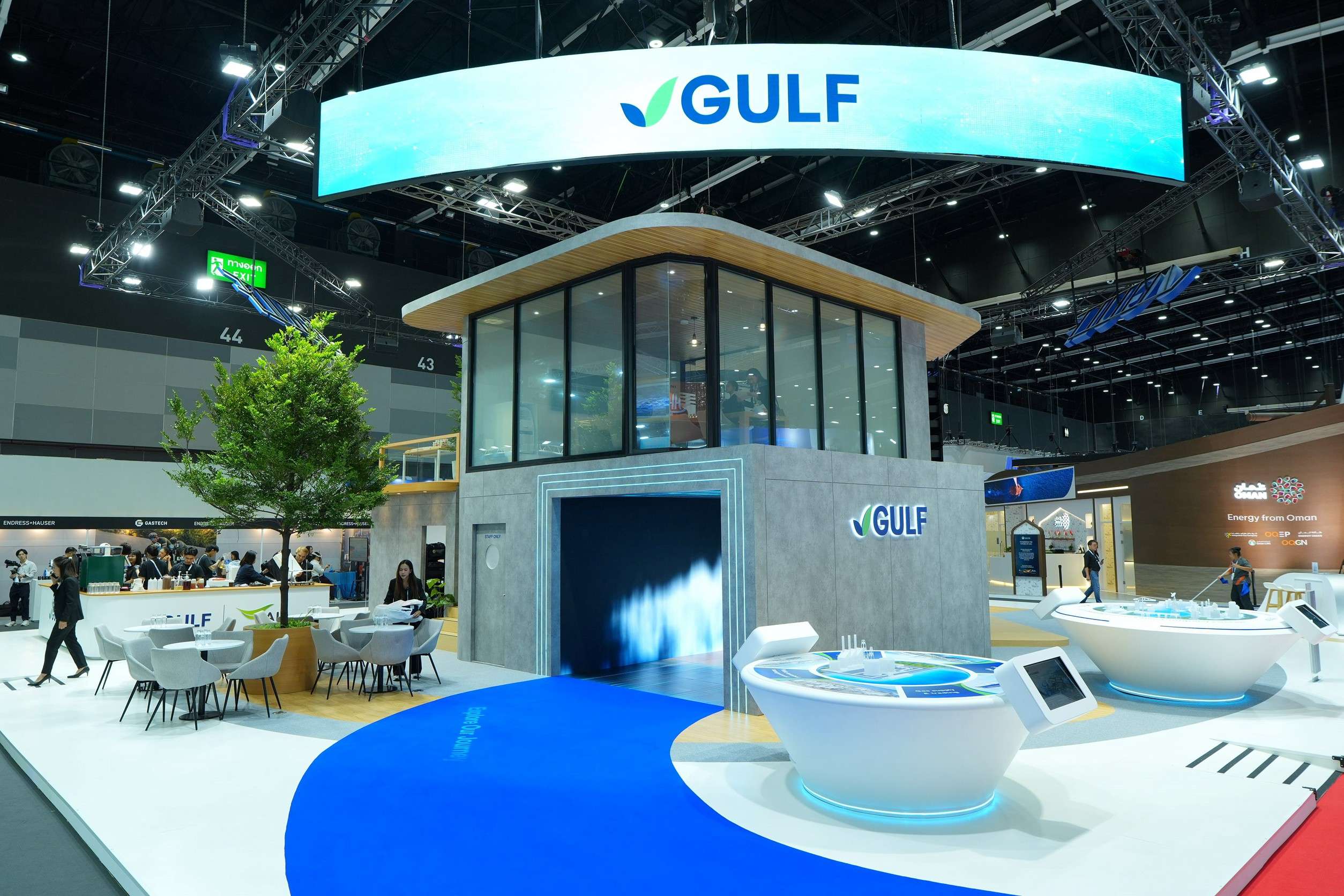 ภาพบรรยากาศโดยรอบของ GULF Pavilion บูธหมายเลข C80 ภายในงาน Gastech 2026 นำเสนอการออกแบบที่ทันสมัยด้วยพื้นที่ 420 ตารางเมตร โดดเด่นด้วยจอ LED โค้งขนาดใหญ่ โซนจัดแสดง Immersive Zone และพื้นที่รับรองลูกค้า