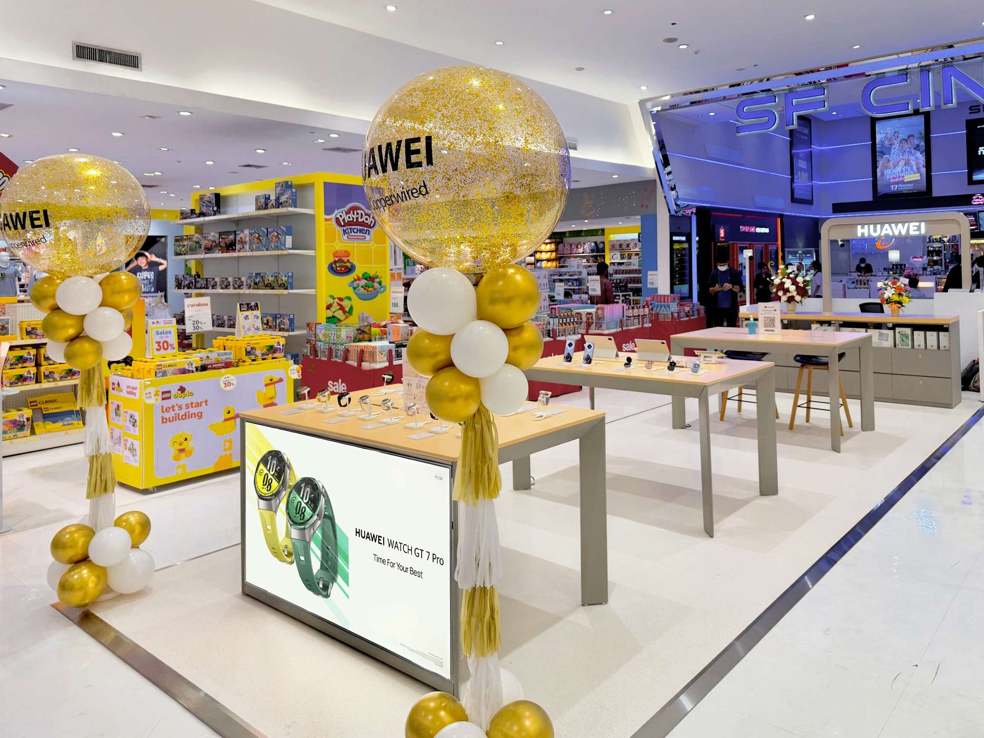 ภาพบรรยากาศภายในร้าน HUAWEI Authorized Store ภายใต้การบริหารของ CPW สาขาโรบินสันราชบุรี ตกแต่งด้วยดีไซน์ทันสมัย พร้อมจัดแสดงสินค้าสมาร์ตดีไวซ์บนโต๊ะไม้ และประดับด้วยลูกโป่งเพื่อเฉลิมฉลองสาขาใหม่