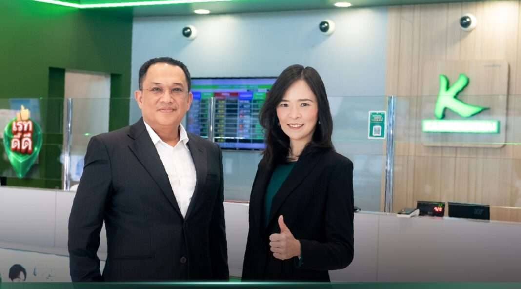 KBank-King-Power-Foreign-Exchange-Promotion-Partnership ภาพนายทศพร เอี่ยมวัฒน์ ผู้อำนวยการส่วนงานกลยุทธ์การตลาดและพัฒนาธุรกิจ บริษัท คิง เพาเวอร์ สุวรรณภูมิ จำกัด และนางสาววราพร วิริยะไชยกุล ผู้อำนวยการฝ่ายอาวุโส ธนาคารกสิกรไทย ถ่ายภาพร่วมกันบริเวณหน้าบูธแลกเงินธนาคารกสิกรไทย เพื่อเปิดตัวโปรโมชันแลกเงินต่างประเทศ