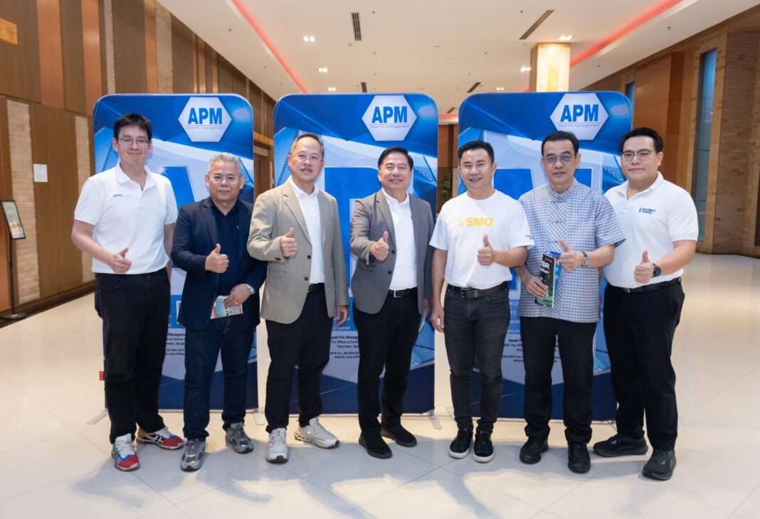 ภาพนายกิตติพงษ์ พวงมาลา ประธานเจ้าหน้าที่บริหาร บริษัท กลุ่มสมอทอง จำกัด (มหาชน) หรือ SMO พร้อมด้วยคณะผู้บริหารจากบริษัท แอสเซท โปร แมเนจเม้นท์ จำกัด (APM) ยืนถ่ายภาพร่วมกันในงานสัมมนา Dinner Talk ผู้บริหารบริษัทจดทะเบียนพบนักลงทุน ณ จังหวัดเชียงใหม่