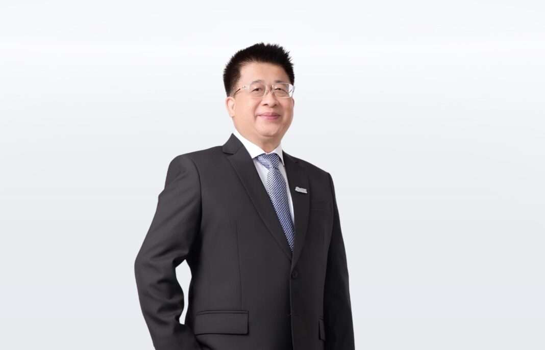 Kridsada-Prasertsuko-MD-GGC-Global-Green-Chemicals-Capital-Restructuring_edit_216751910177088 ภาพ ดร.กฤษฎา ประเสริฐสุโข กรรมการผู้จัดการ บริษัท โกลบอลกรีนเคมิคอล จำกัด (มหาชน) หรือ GGC สวมชุดสูทสีดำยืนยิ้มด้วยความมั่นใจ เพื่อประกาศความสำเร็จในการปรับโครงสร้างทุนของบริษัท