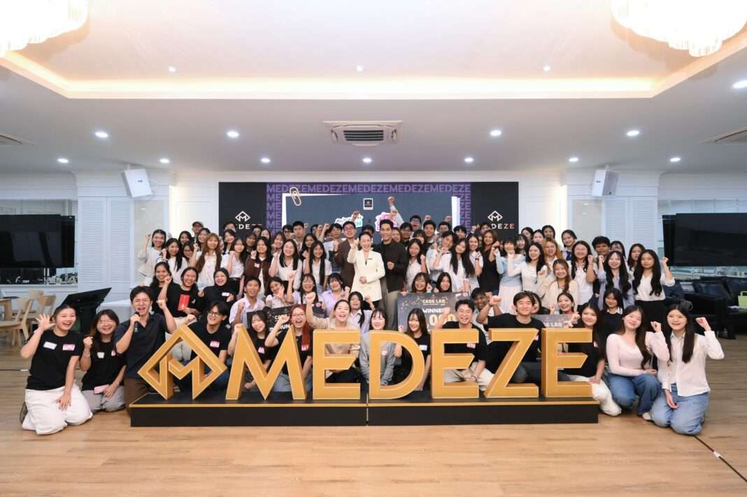 MEDEZE-Gen-Z-Business-Pitch-Competition-Final-Round-Group-Photo ภาพคณะผู้บริหารบริษัท เมดีซ กรุ๊ป จำกัด (มหาชน) ถ่ายภาพหมู่ร่วมกับกลุ่มนักเรียนและนักศึกษาที่เข้าร่วมการแข่งขันนำเสนอแผนธุรกิจรอบ Final Pitch ในโครงการ CASE LAB UPSKILL WORKSHOP