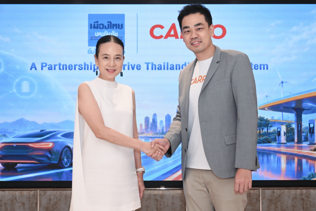 ภาพนางนวลพรรณ ล่ำซำ ประธานเจ้าหน้าที่บริหาร บริษัท เมืองไทยประกันภัย จำกัด (มหาชน) จับมือกับ Mr. Aaron Tan ประธานเจ้าหน้าที่บริหาร CARRO Group เพื่อประกาศความร่วมมือเชิงกลยุทธ์ในการสร้างระบบนิเวศยานยนต์ไฟฟ้าในประเทศไทย โดยมีฉากหลังเป็นหน้าจอแสดงโลโก้ของทั้งสองบริษัทและรถยนต์ไฟฟ้า