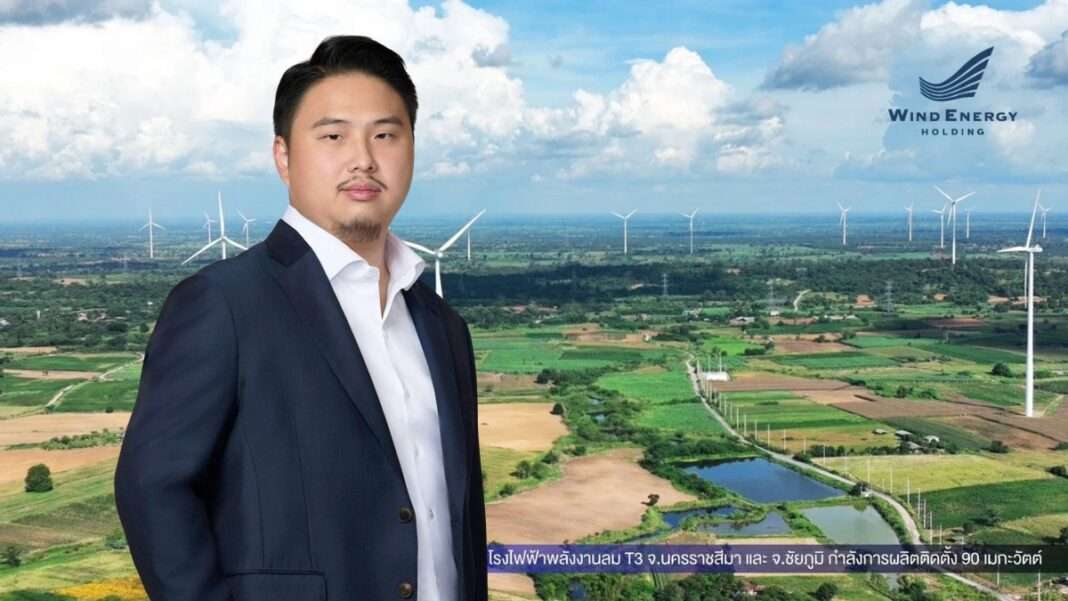 าพนายณัฐพศิน เชฎฐ์อุดมลาภ ประธานเจ้าหน้าที่บริหาร บริษัท วินด์ เอนเนอร์ยี่ โฮลดิ้ง จำกัด (WEH) สวมชุดสูทสีน้ำเงิน ยืนถ่ายภาพด้วยความมั่นใจ โดยมีฉากหลังเป็นภาพมุมสูงของโครงการโรงไฟฟ้าพลังงานลม T3 จังหวัดนครราชสีมาและชัยภูมิ กำลังการผลิตติดตั้ง 90 เมกะวัตต์