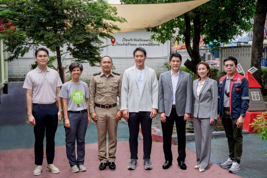 ภาพผู้บริหารและตัวแทนจากบริษัท พราว เรียล เอสเตท จำกัด (มหาชน) นำโดยนายพสุ ลิปตพัลลภ พร้อมด้วยตัวแทนจาก TOA กลุ่ม BIG Trees และเจ้าหน้าที่เรือนจำจังหวัดนนทบุรี ยืนถ่ายภาพร่วมกันเพื่อเปิดตัวโครงการ RESTART CENTER