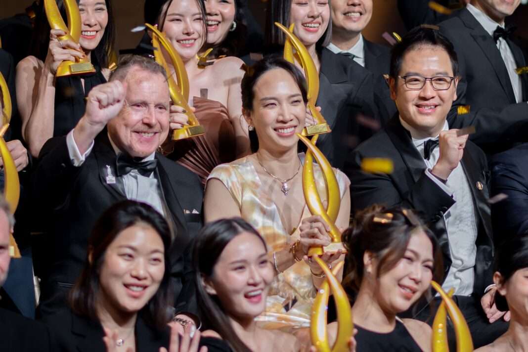 ภาพนางสาวพราวพุธ ลิปตพัลลภ และทีมผู้บริหาร บริษัท พราว เรียล เอสเตท จำกัด (มหาชน) ถือถ้วยรางวัลสีทองพร้อมรอยยิ้มฉลองความสำเร็จในงาน PropertyGuru Thailand Property Awards 2026