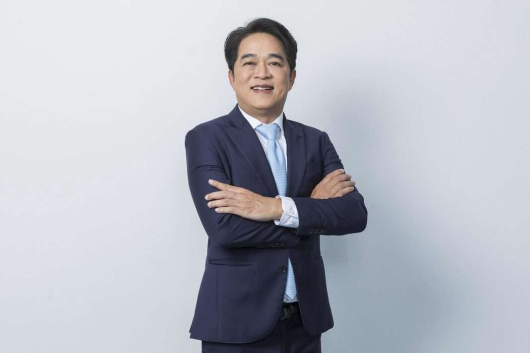 Panu-Chokapirat-CEO-Frontline-Engineering-FLE-Business-Outlook ภาพนายภาณุ โชคอภิรัตน์ ประธานเจ้าหน้าที่บริหาร บริษัท ฟร้อนท์ไลน์ เอ็นจิเนียริ่ง จำกัด (มหาชน) หรือ FLE สวมชุดสูทสีกรมท่ายืนกอดอกด้วยความมั่นใจ เพื่อตอกย้ำวิสัยทัศน์ความพร้อมในการนำทัพธุรกิจเข้าประมูลโครงการระบบน้ำจากภาครัฐ
