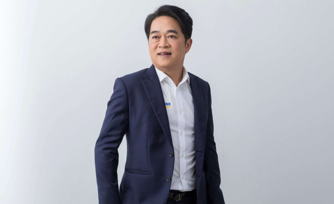 ภาพนายภาณุ โชคอภิรัตน์ ประธานเจ้าหน้าที่บริหาร บริษัท ฟร้อนท์ไลน์ เอ็นจิเนียริ่ง จำกัด (มหาชน) หรือ FLE สวมชุดสูทสีน้ำเงินเข้มและเสื้อเชิ้ตสีขาว ยืนถ่ายภาพพอร์ตเทรตด้วยความมั่นใจ ในโอกาสนำหุ้น FLE เข้าซื้อขายเป็นวันแรกในตลาดหลักทรัพย์ เอ็ม เอ ไอ (mai)