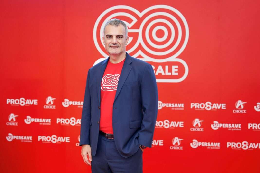 Ricardo-Boarotto-CEO-Central-Food-Wholesale-GO-WHOLESALE ภาพนายริคาร์โด้ เบารอตโต้ ประธานเจ้าหน้าที่บริหาร ธุรกิจเซ็นทรัล ฟู้ด โฮลเซลล์ ยืนถ่ายภาพด้วยความมั่นใจบริเวณหน้าฉากหลังสีแดงพร้อมโลโก้ โก โฮลเซลล์
