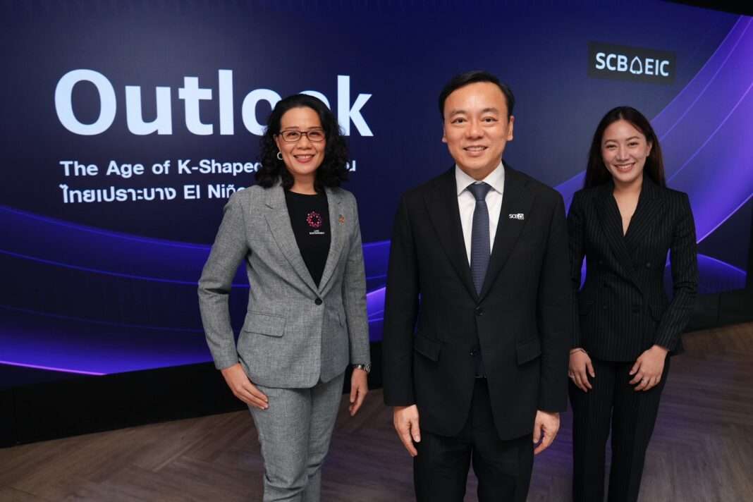 ภาพผู้บริหารจากศูนย์วิจัยเศรษฐกิจและธุรกิจ ธนาคารไทยพาณิชย์ หรือ SCB EIC ถ่ายภาพร่วมกันในงานแถลงข่าวประเมินภาพรวมเศรษฐกิจไทย ภายใต้หัวข้อ Outlook The Age of K-Shaped ท่ามกลางวิกฤตเศรษฐกิจเปราะบาง