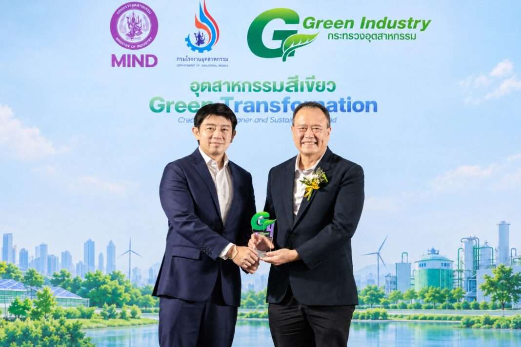 SELIC-Corp-Green-Industry-Level-4-Award-2026 ภาพนายวราวุธ ศิลปอาชา รัฐมนตรีว่าการกระทรวงอุตสาหกรรม เป็นประธานมอบโล่รางวัลอุตสาหกรรมสีเขียว ระดับ 4 หรือ Green Culture ประจำปี 2569 ให้แก่นายเก่ง สุวัฒนพิมพ์ ผู้อำนวยการฝ่ายปฏิบัติการ บริษัท ซีลิค คอร์พ จำกัด (มหาชน) หรือ SELIC โดยมีฉากหลังเป็นเวทีงาน Green Industry ของกระทรวงอุตสาหกรรม
