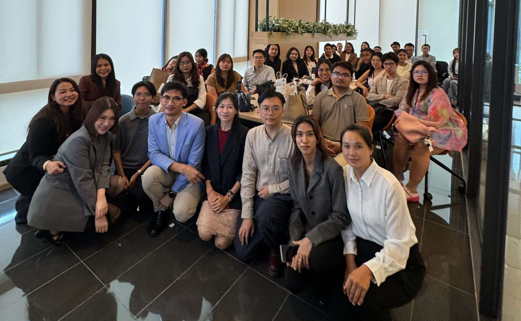 ภาพบรรยากาศกลุ่มผู้บริหารและตัวแทนขายอสังหาริมทรัพย์ถ่ายภาพร่วมกันอย่างเป็นกันเองในงาน SENA Agent Day at FLEXI Mega Space Bangna