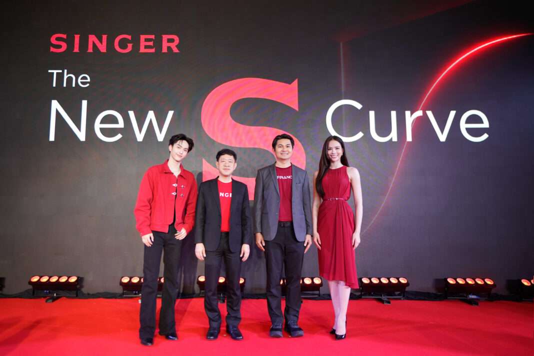 ภาพคณะผู้บริหาร บริษัท ซิงเกอร์ประเทศไทย จำกัด (มหาชน) นำโดยนายนราธิป วิรุฬห์ชาตะพันธ์ ถ่ายภาพร่วมกับพรีเซนเตอร์บนเวทีงานประกาศแผนกลยุทธ์ The New S Curve เพื่อเปิดตัวผลิตภัณฑ์เครื่องใช้ไฟฟ้า S-PRO Series และสินเชื่อ SG Finance+