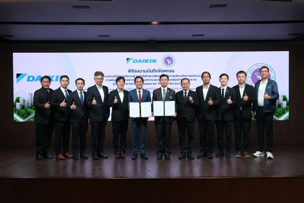 Siam-Daikin-Sales-CMU-Net-Zero-Campus-Partnership-Group-Photo ภาพคณะผู้บริหารระดับสูงจากบริษัท สยามไดกิ้นเซลส์ จำกัด และมหาวิทยาลัยเชียงใหม่ ถ่ายภาพหมู่ร่วมกันบนเวทีพร้อมชูเอกสารบันทึกข้อตกลงความร่วมมือเพื่อแสดงความมุ่งมั่นในการขับเคลื่อนโครงการ Net Zero Campus