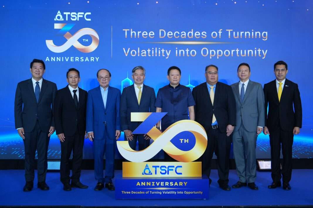 TSFC-Securities-Executives-Group-Photo-30th-Anniversary-Event ภาพคณะผู้บริหารระดับสูงและพันธมิตรของ บริษัทหลักทรัพย์ เพื่อธุรกิจหลักทรัพย์ จำกัด (มหาชน) หรือ TSFC ยืนถ่ายภาพหมู่ร่วมกันบนเวทีในงานฉลองครบรอบ 30 ปี อย่างยิ่งใหญ่