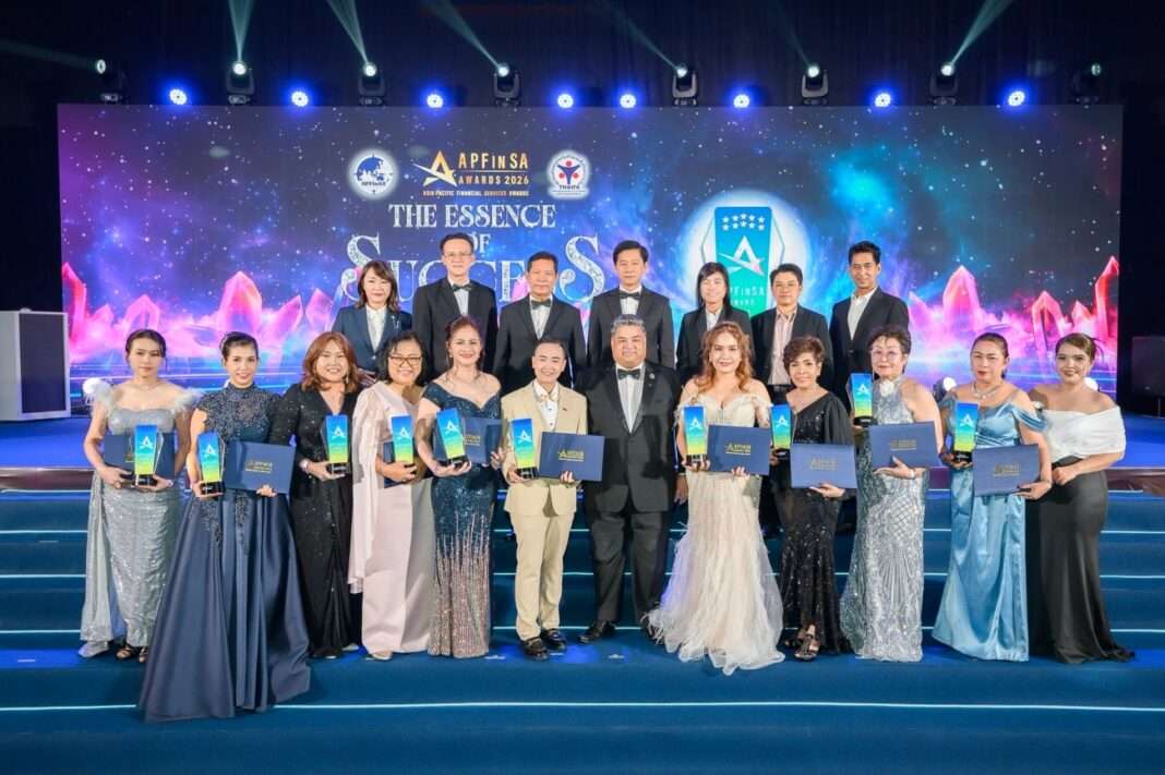 ภาพคุณดาลัด นุตพันธุ์ Chief Agency Strategy Officer และคณะผู้บริหารฝ่ายขายช่องทางที่ปรึกษาประกันชีวิต บริษัท ไทยสมุทรประกันชีวิต จำกัด (มหาชน) ถ่ายภาพร่วมแสดงความยินดีกับตัวแทนที่ปรึกษาประกันชีวิตทั้ง 10 ท่าน ที่ได้รับรางวัลคุณวุฒิระดับภูมิภาคเอเชียแปซิฟิก APFinSA Awards 2026 บนเวทีรับรางวัล