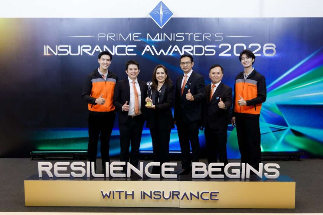 Thanachart-Insurance-Team-Prime-Ministers-Insurance-Awards-2026 ภาพคณะผู้บริหารและตัวแทนพนักงาน บริษัท ธนชาตประกันภัย จำกัด (มหาชน) ถ่ายภาพหมู่ร่วมกันบนเวทีพร้อมถือถ้วยรางวัล ในงาน Prime Minister's Insurance Awards 2026