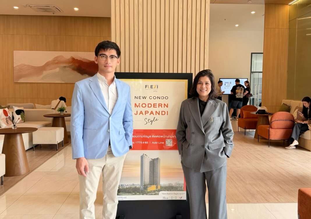 Thidarat-Pattanathong-And-Philips-SENA-Agent-Day-FLEXI-Mega-Space-Bangna ภาพนางสาวธิดารัตน์ พัฒน์ทอง ผู้ช่วยประธานเจ้าหน้าที่บริหาร บริษัท เซ็น เอกซ์ จำกัด (มหาชน) ถ่ายภาพร่วมกับ มิสเตอร์ฟิลิปส์ ผู้ก่อตั้ง บริษัท ทีพีดี พร็อพเพอร์ตี้ จำกัด หน้าป้ายประชาสัมพันธ์โครงการ FLEXI Mega Space Bangna
