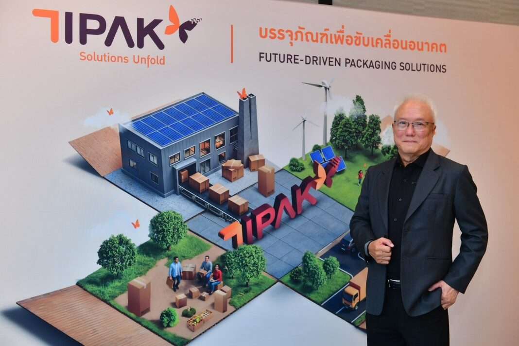 ภาพนายวีรชัย มั่นสินธร ประธานเจ้าหน้าที่บริหาร บริษัท อุตสาหกรรมไทยบรรจุภัณฑ์ จำกัด (มหาชน) หรือ TIPAK สวมชุดสูทสีดำ ยืนเคียงข้างป้ายกราฟิกนำเสนอวิสัยทัศน์บรรจุภัณฑ์เพื่อขับเคลื่อนอนาคตของบริษัท