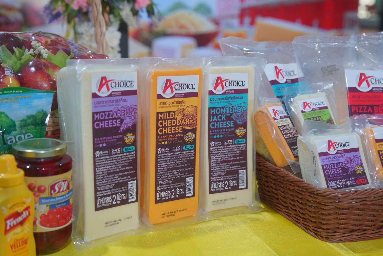 ภาพโคลสอัพผลิตภัณฑ์ชีสก้อน (Block Cheese) แบรนด์ A-Choice ได้แก่ Mozzarella Cheese, Mild Cheddar Cheese และ Monterey Jack Cheese บรรจุในแพ็กเกจสุญญากาศขนาด 2 กิโลกรัม วางเรียงรายพร้อมให้เลือกสรร