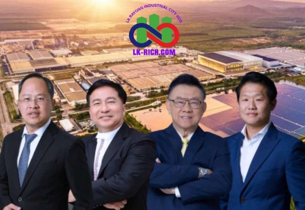 ภาพผู้บริหารระดับสูงจากบริษัท แอสเซท โปร แมเนจเม้นท์ จำกัด หรือ APM และบริษัท ไทร เบคก้า เอ็นเตอร์ไพร์ส จำกัด หรือ TBC จำนวน 4 ท่าน สวมชุดสูท ยืนถ่ายภาพร่วมกันโดยมีโลโก้และฉากหลังเป็นภาพมุมสูงของนิคมอุตสาหกรรมหลักชัยเมืองยาง หรือ LK-RICH