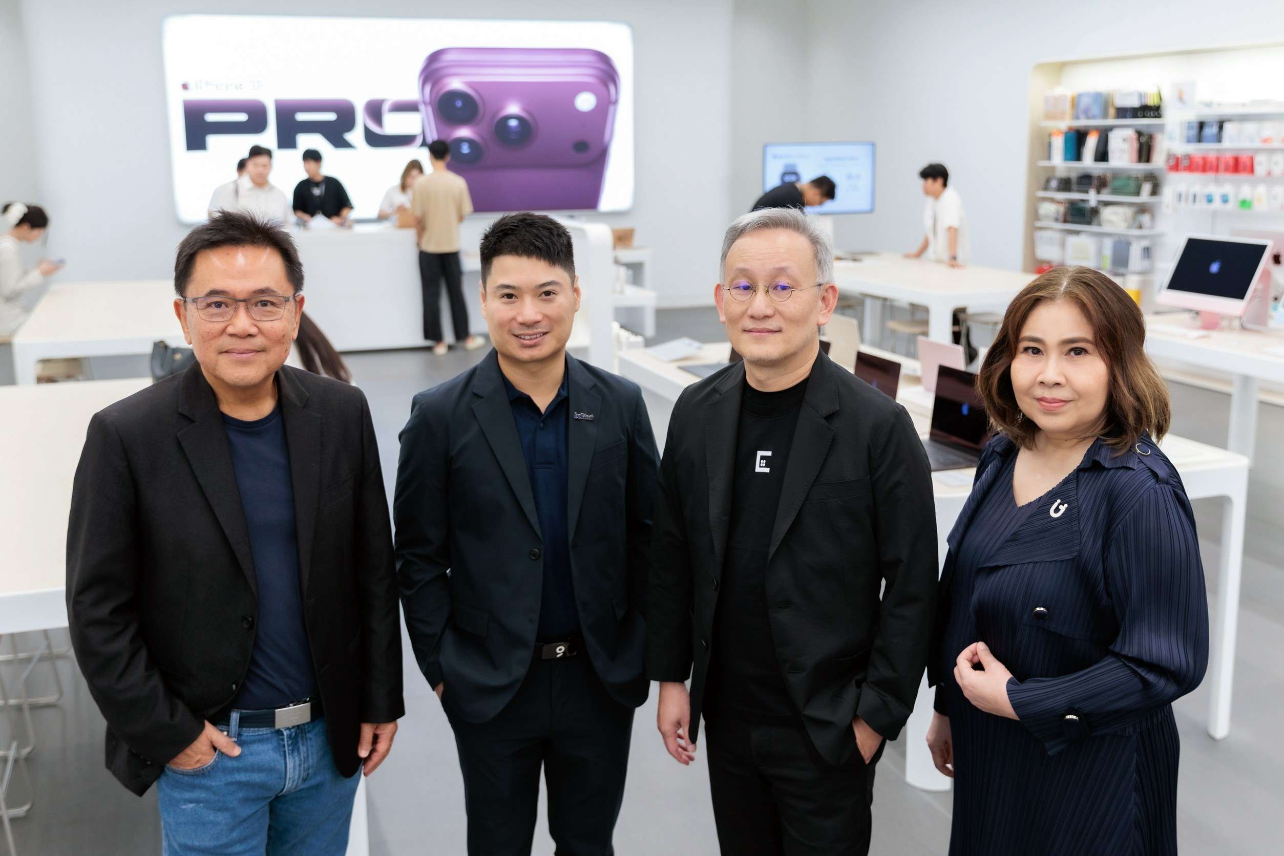 คณะผู้บริหารจากบริษัท คอปเปอร์ ไวร์ด จำกัด (มหาชน) หรือ CPW, bolttech, SPVi และ UFicon ถ่ายภาพร่วมกันด้วยรอยยิ้มแห่งความมั่นใจภายในร้าน iStudio เพื่อประกาศความร่วมมือในการเปิดตัวบริการ iProtec+ with AppleCare Services