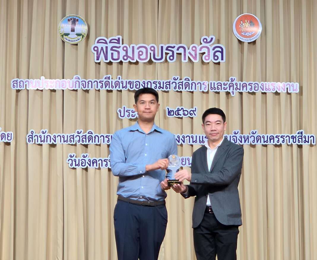 Chaosua-Wholesome-Tree-National-Outstanding-Workplace-Awards-2026 นายวรัชญ์ โมรินทร์ ผู้จัดการฝ่ายวิศวกรรมและปฏิบัติการโครงการ บริษัท เจ้าสัว ฟู้ดส์ อินดัสทรี จำกัด (มหาชน) รับมอบโล่รางวัลสถานประกอบกิจการดีเด่น ระดับประเทศ ประจำปี 2569 จากนายบัลลังก์ ไวทย์ศิริ รองผู้ว่าราชการจังหวัดนครราชสีมา บนเวทีพิธีมอบรางวัลของกรมสวัสดิการและคุ้มครองแรงงาน