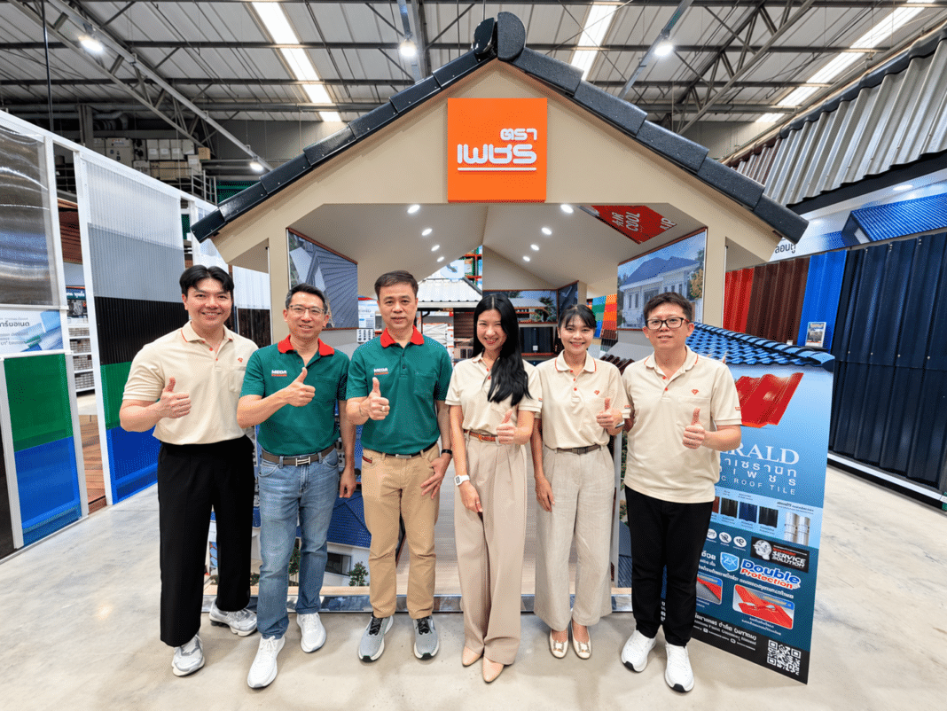 DRT-Mega-Home-Rangsit-Branch-Renovation ดร. พิชญานันท์ ล้อวรลักษณ์ ผู้ช่วยประธานเจ้าหน้าที่บริหารสายการขายและการตลาด บริษัท ผลิตภัณฑ์ตราเพชร จำกัด (มหาชน) หรือ DRT พร้อมทีมงาน สวมเสื้อโปโลสีครีม ถ่ายภาพร่วมกับ นายธีระพงศ์ สัมพันธ์ ผู้ช่วยกรรมการผู้จัดการ กลุ่มงานจัดซื้อ Construction บริษัท โฮม โปรดักส์ เซ็นเตอร์ จำกัด (มหาชน) และทีมงานในชุดโปโลสีเขียว โดยร่วมกันทำท่าชูนิ้วโป้งแสดงความยินดี ณ บูธจัดแสดงสินค้าตราเพชร