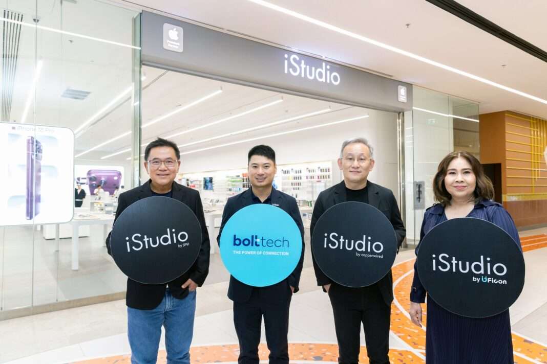 คณะผู้บริหารระดับสูงจาก CPW, bolttech, SPVi และ UFicon ยืนถ่ายภาพร่วมกันบริเวณหน้าร้าน iStudio พร้อมถือป้ายแบรนด์ของตนเอง เพื่อตอกย้ำความร่วมมือในการให้บริการ iProtec+ with AppleCare Services แก่ลูกค้าทั่วประเทศ