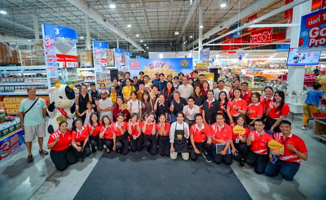 คณะผู้บริหารจาก โก โฮลเซลล์ และพันธมิตร พร้อมด้วยเชฟผู้เชี่ยวชาญ พนักงาน และผู้เข้าร่วมงาน ถ่ายภาพหมู่ร่วมกันอย่างคึกคัก บริเวณด้านหน้าบูธกิจกรรม Say Cheese ชีสดีบุกเชียงใหม่ ภายในสาขาของ โก โฮลเซลล์