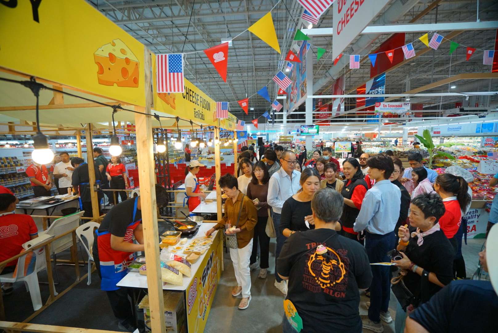 บรรยากาศภายในงาน Say Cheese ชีสดีบุกเชียงใหม่ คลาคล่ำไปด้วยกลุ่มผู้ประกอบการธุรกิจอาหารและประชาชนทั่วไปที่มาร่วมชมการสาธิตการทำเมนูอาหารจากชีส ณ บูธกิจกรรมที่ตกแต่งด้วยโทนสีเหลืองสดใส