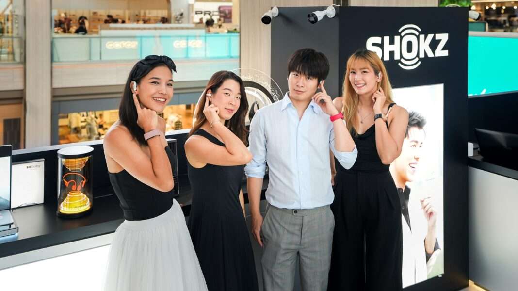 กลุ่มอินฟลูเอนเซอร์และคนดังร่วมทดลองสวมใส่หูฟังเทคโนโลยี Open-Ear ของแบรนด์ SHOKZ พร้อมถ่ายภาพร่วมกันบริเวณหน้าร้านสาขาใหม่ที่ศูนย์การค้าเมกาบางนา