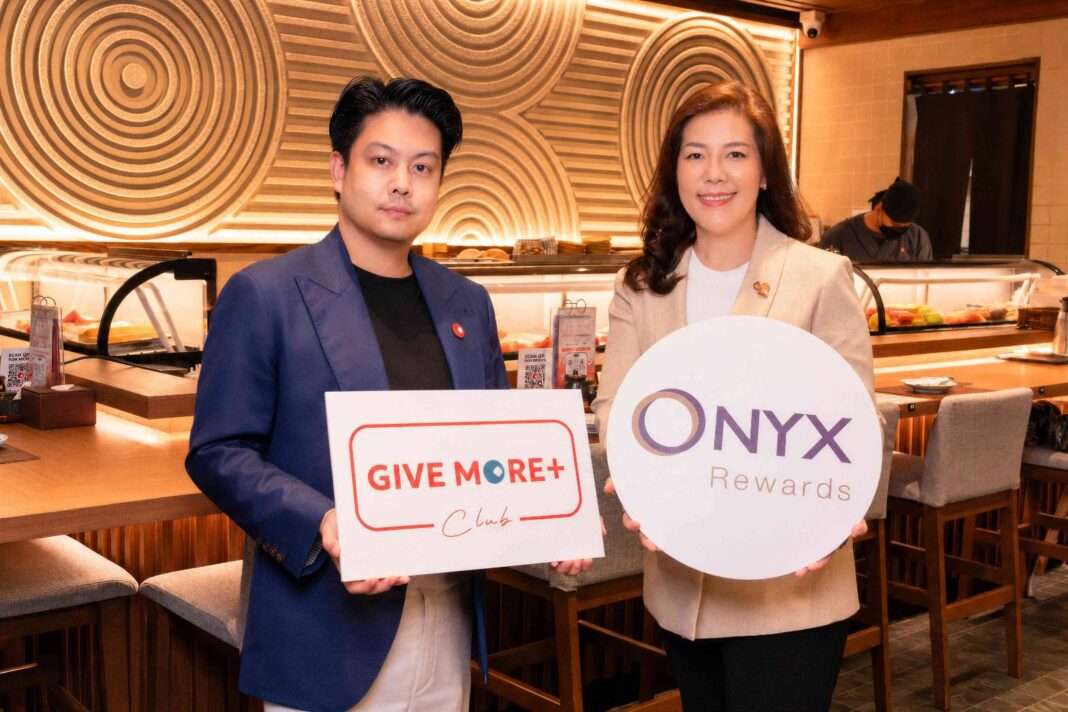 คุณธีรภพ กรานเลิศ ประธานเจ้าหน้าที่บริหารสายงานการตลาด บริษัท มากุโระ กรุ๊ป จำกัด (มหาชน) หรือ MAGURO GROUP และ คุณพรทิพย์ เป้าทอง รองประธานฝ่ายการตลาด ออนิกซ์ ฮอสพิทาลิตี้ กรุ๊ป ถือป้ายแคมเปญ GIVE MORE+ Club และ ONYX Rewards เพื่อเปิดตัวความร่วมมือทางการตลาด