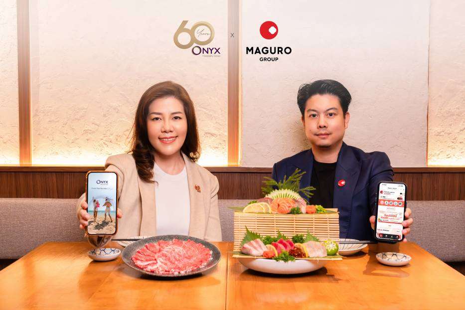 ผู้บริหารจาก MAGURO GROUP และ ONYX Hospitality Group นั่งร่วมโต๊ะอาหารที่จัดเตรียมชุดซาชิมิและเนื้อวัวสไลด์ พร้อมถือสมาร์ตโฟนแสดงหน้าแอปพลิเคชัน ONYX Rewards และเว็บแอป GIVE MORE+ Club เพื่อโปรโมตแคมเปญ