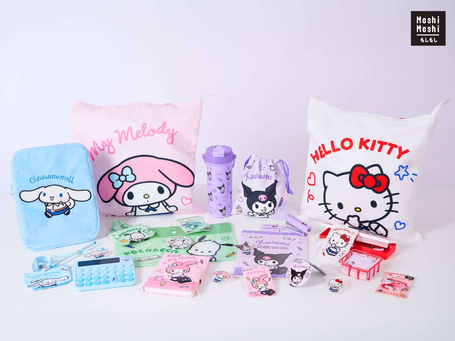 กลุ่มสินค้าไลฟ์สไตล์คอลเลกชัน Sanrio characters Thai School Uniform ประกอบด้วยกระเป๋าผ้า สมุดโน้ต กระจก พวงกุญแจ และเครื่องเขียน ลายคาแรคเตอร์ Hello Kitty, Kuromi, Pochacco, My Melody และ Cinnamoroll ในชุดนักเรียนไทย