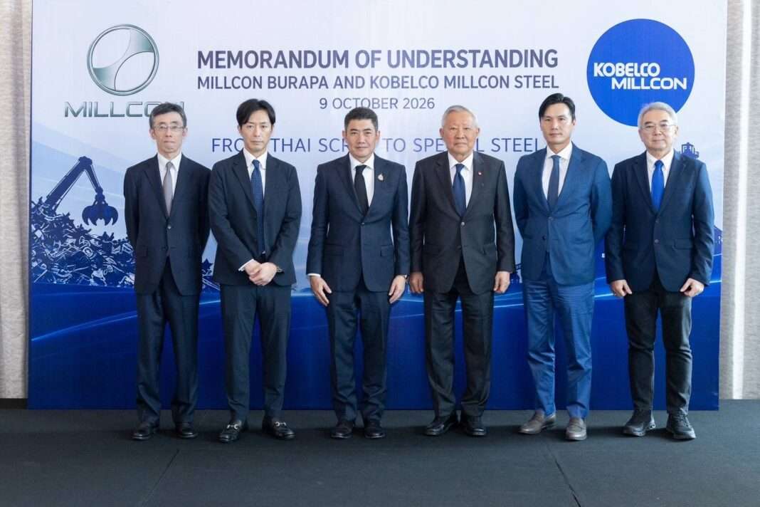 คณะผู้บริหารจากกลุ่มมิลล์คอน สตีล บริษัท มิลล์คอน บูรพา จำกัด และ บริษัท โคเบลโก้ มิลล์คอน สตีล จำกัด ถ่ายภาพร่วมกับ นายภาสกร ชัยรัตน์ รองปลัดกระทรวงอุตสาหกรรม บนเวทีเพื่อเป็นสักขีพยานในพิธีลงนามบันทึกความเข้าใจ (MOU) การพัฒนาเหล็กพิเศษ