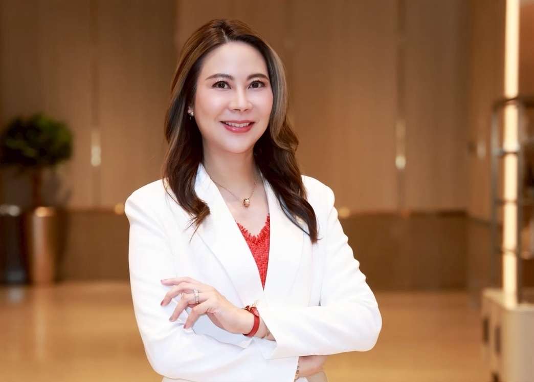 ภาพถ่ายครึ่งตัวของคุณณภัทร โมรินทร์ ประธานเจ้าหน้าที่บริหาร บริษัท เจ้าสัว ฟู้ดส์ อินดัสทรี จำกัด (มหาชน) สวมเสื้อสูทสีขาวทับเสื้อสีแดงด้านใน ยืนกอดอกส่งรอยยิ้มด้วยความมั่นใจ