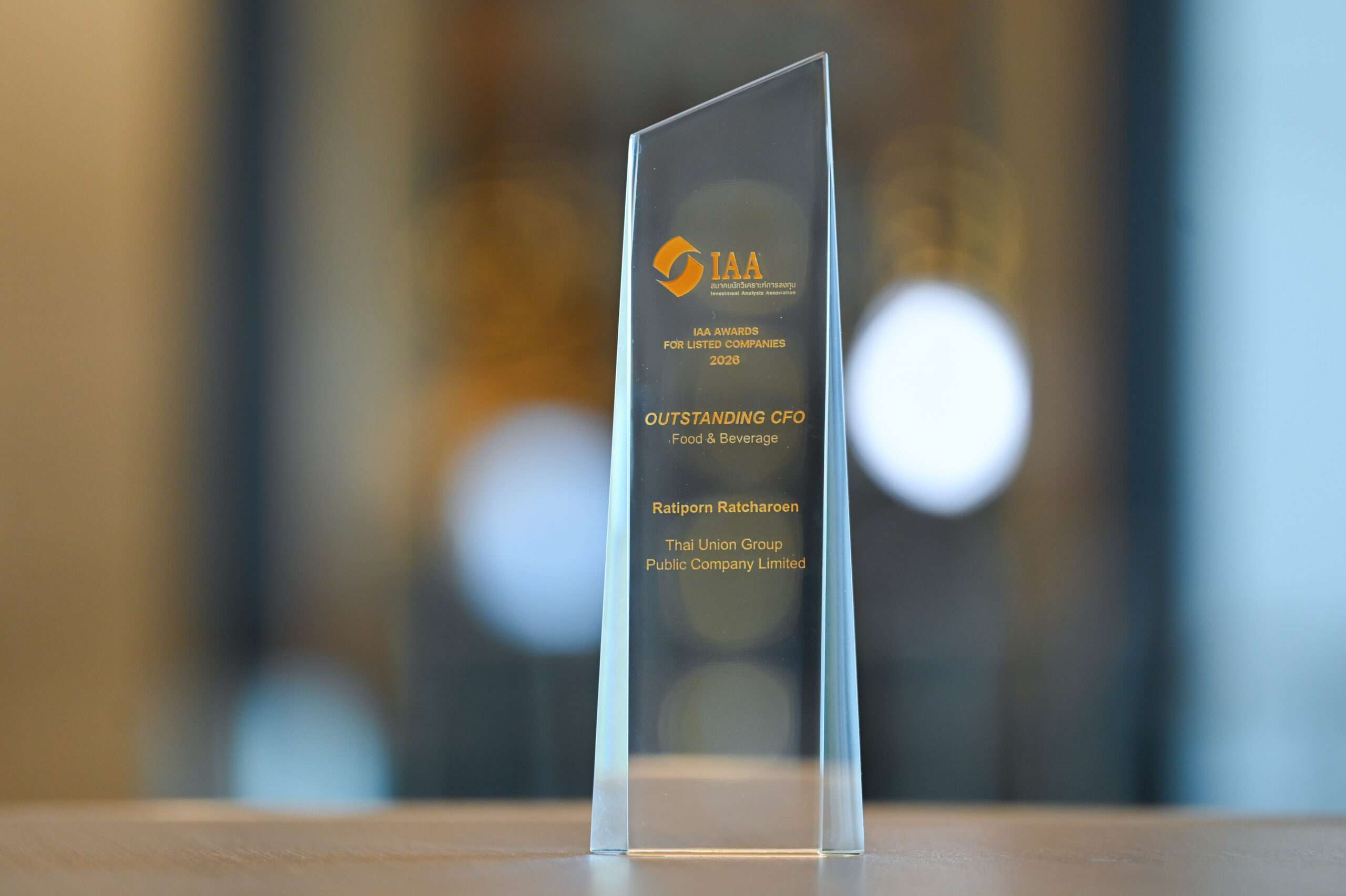 โล่รางวัลคริสตัล Outstanding CFO สาขา Food & Beverage ระบุชื่อ Ratiporn Ratcharoen และ Thai Union Group Public Company Limited จากงาน IAA Awards for Listed Companies 2026